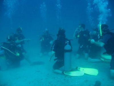diving in Maldives students learning basic skills PADI