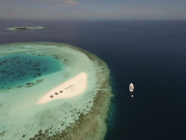 atoll-sand-bank-island-Maldives-Diving
