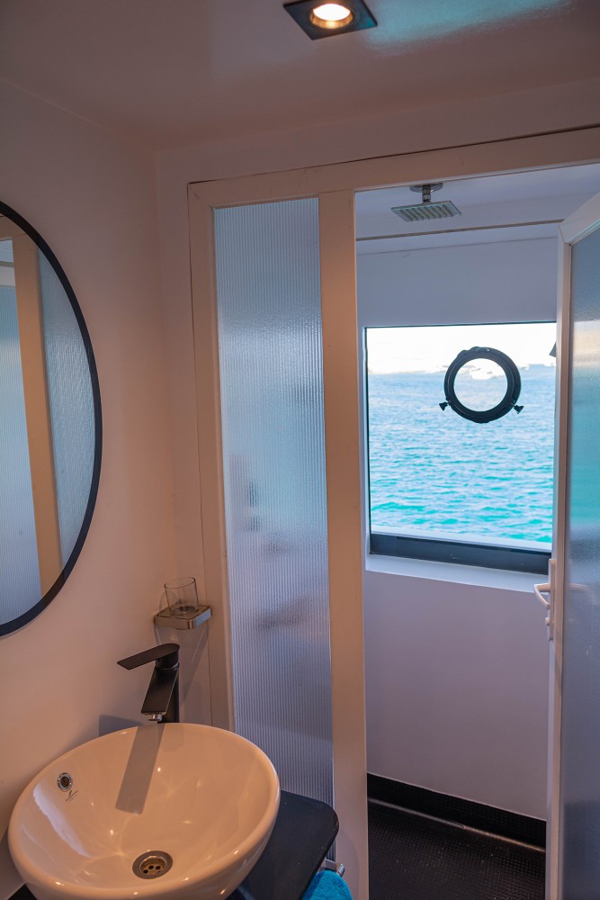 gues bathroom ocean lovers red sea liveaboard