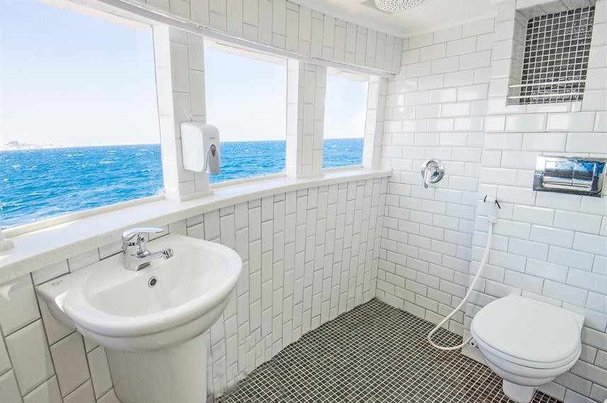 upper deck suite bathroom